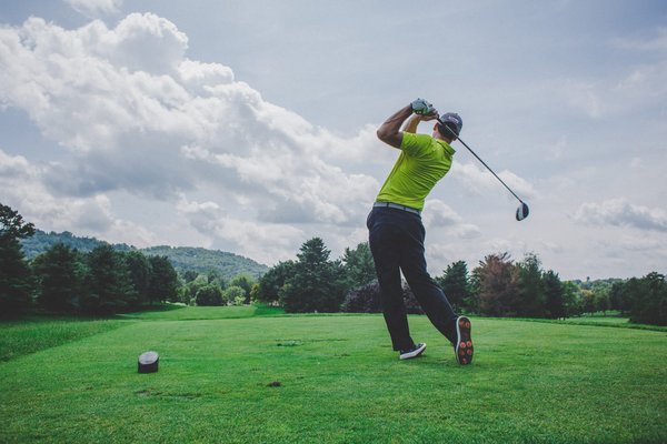 Quels sont les équipements et les accessoires indispensables pour pratiquer le golf ?