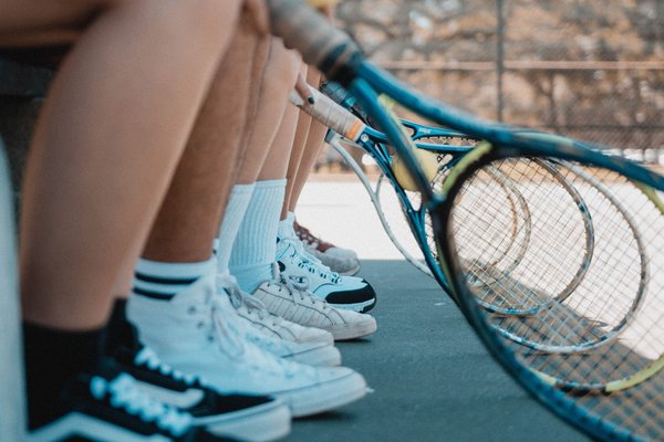 Comment choisir sa raquette et ses balles pour pratiquer le tennis, le badminton ou le squash ?