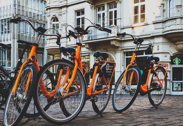 Quel loueur de vélo à Biarritz propose des activités de loisirs autour de circuits touristiques ?