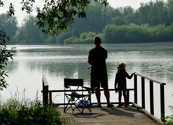 Trouvez votre havre de paix : Location de vacances avec étang de pêche et piscine